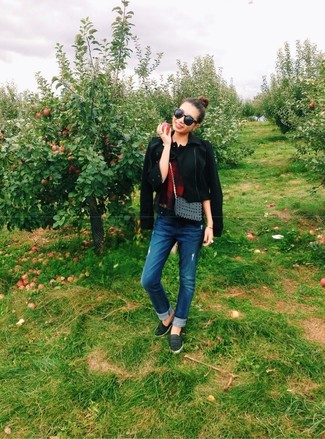 Какие джинсы носить с черной косухой женщине