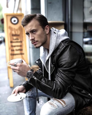 Как носить черную косуху с голубыми рваными джинсами мужчине