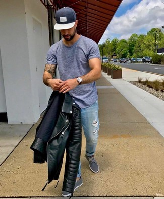 Как носить черную косуху с голубыми рваными джинсами мужчине