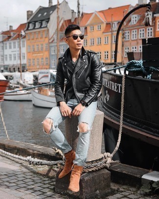 Как носить черную косуху с голубыми рваными джинсами мужчине