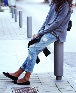 Какие свободные свитера носить с черной косухой