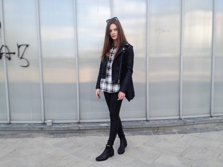 Какие узкие брюки носить с черной косухой