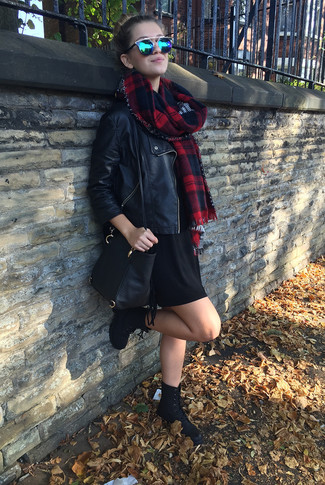 Какие платья-свитера носить с черной косухой