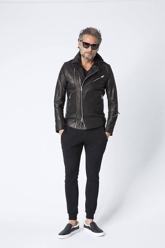 Какие спортивные штаны носить с черной косухой мужчине