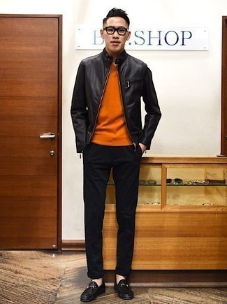 Какие свитера с v-образным вырезом носить с черной косухой мужчине