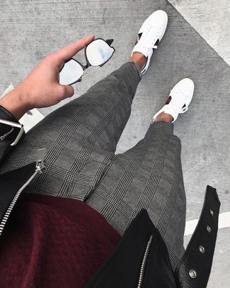 Как носить черную косуху с белыми кожаными низкими кедами мужчине