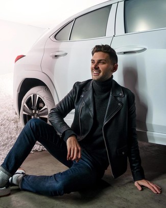 Как носить черную косуху с белыми кожаными низкими кедами мужчине