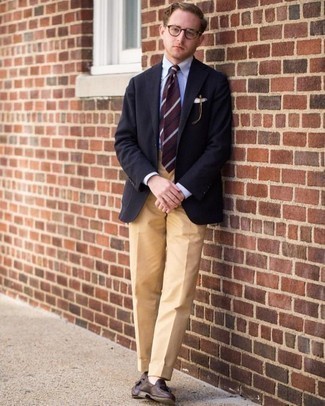 Как носить черный пиджак с бежевыми брюками чинос