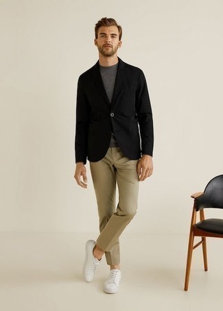 Как носить черный пиджак с бежевыми брюками чинос