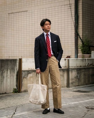 Как носить черный пиджак с бежевыми брюками чинос