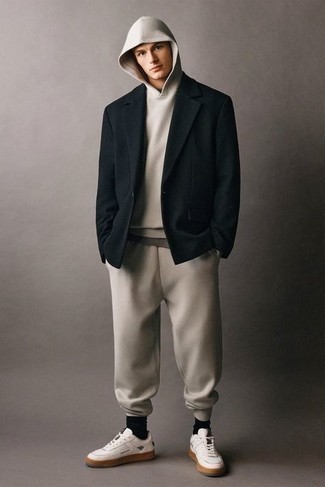 Как носить черный пиджак с бежевым спортивным костюмом мужчине