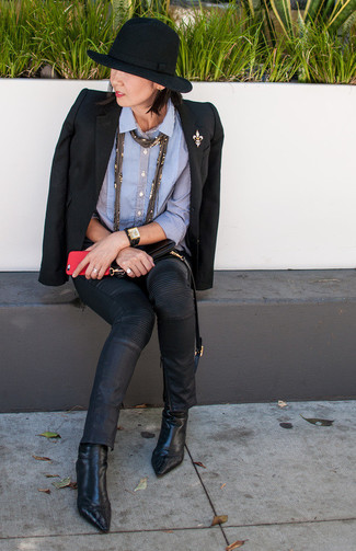 Как носить черный пиджак с черно-белыми кожаными ботильонами