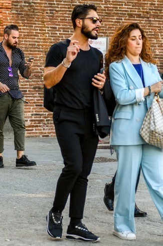 Как носить черный пиджак с черными кроссовками мужчине