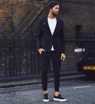 Как носить черный пиджак с черными низкими кедами из плотной ткани мужчине