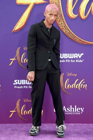 Как носить черный пиджак с черными классическими брюками мужчине