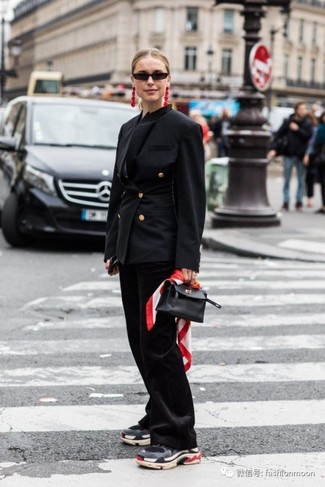 Как носить черный пиджак с черными брюками-клеш