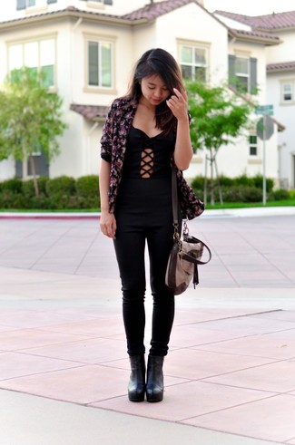 Как носить черный пиджак с черными кожаными ботильонами