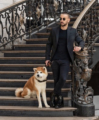 Как носить черный пиджак с черными кожаными повседневными ботинками мужчине