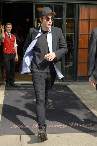 Как носить черный пиджак с черными кожаными повседневными ботинками мужчине