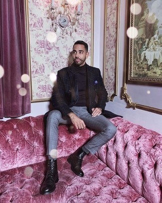 Как носить черный пиджак с черными кожаными повседневными ботинками мужчине