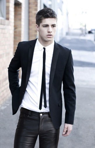 Как носить черный пиджак с черными кожаными джинсами мужчине