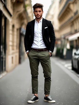 Как носить черный пиджак с черными низкими кедами мужчине