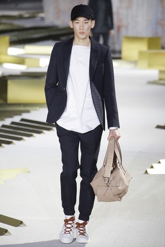 Как носить черный пиджак с черными спортивными штанами мужчине