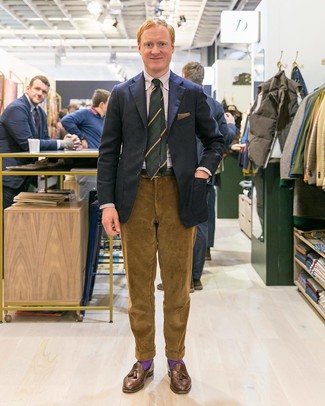 Как носить черный пиджак с коричневыми кожаными лоферами мужчине