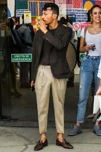 Как носить черный пиджак с коричневыми кожаными лоферами мужчине