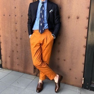 Как носить черный пиджак с коричневыми кожаными лоферами мужчине