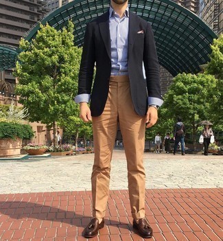 Как носить черный пиджак с коричневыми кожаными лоферами мужчине