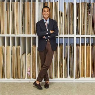 Как носить черный пиджак с коричневыми кожаными лоферами мужчине