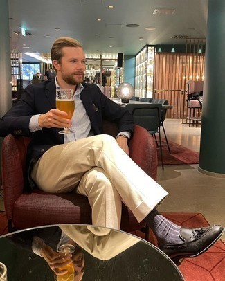 Как носить черный пиджак с коричневыми кожаными лоферами мужчине