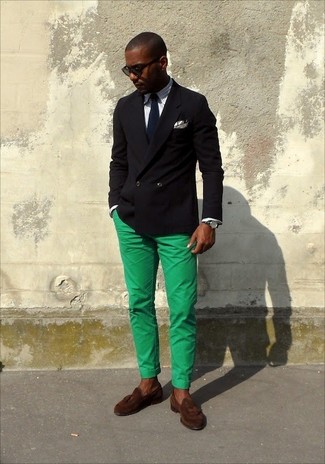 Как носить черный пиджак с коричневыми замшевыми лоферами мужчине