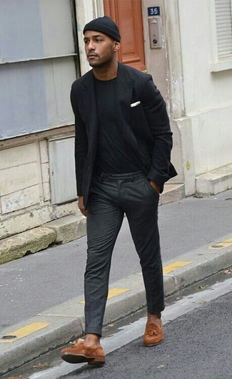 Как носить черный пиджак с коричневыми замшевыми лоферами мужчине