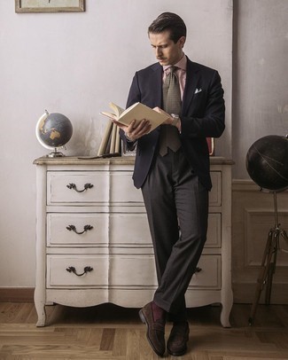 Как носить черный пиджак с коричневыми замшевыми лоферами мужчине