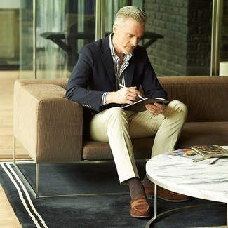 Как носить черный пиджак с коричневыми замшевыми лоферами мужчине