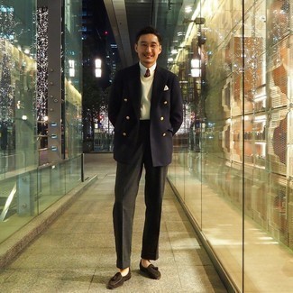 Как носить черный пиджак с коричневыми замшевыми лоферами мужчине