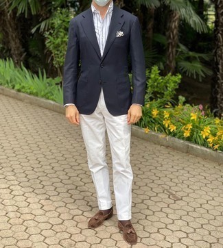 Как носить черный пиджак с коричневыми замшевыми лоферами мужчине