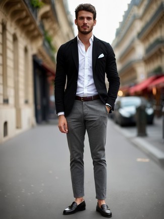 Как носить черный пиджак с темно-серыми брюками чинос