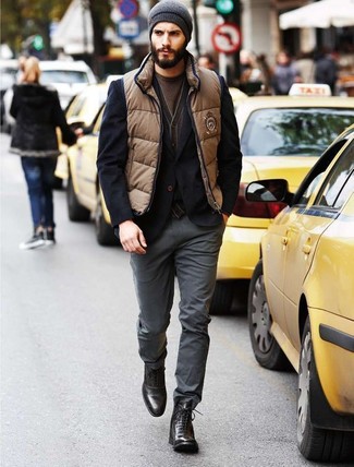 Как носить черный пиджак с темно-серыми брюками чинос