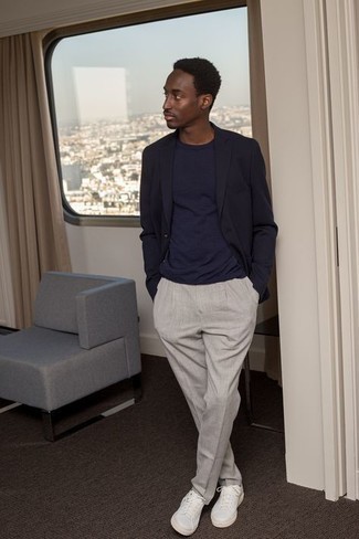 Как носить черный пиджак с темно-серыми брюками чинос