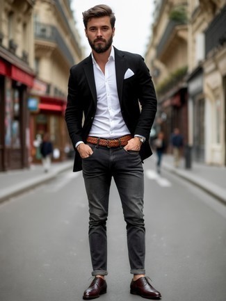 Как носить черный пиджак с темно-серыми джинсами мужчине