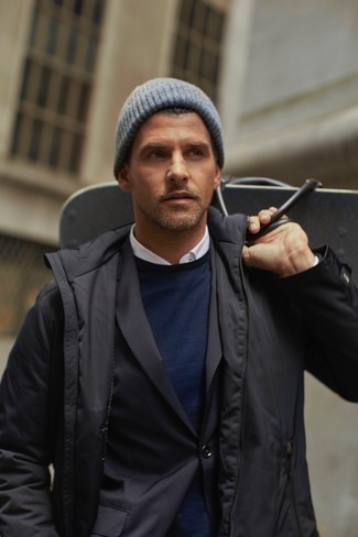 Какие свитера с круглым вырезом носить с черным пиджаком мужчине