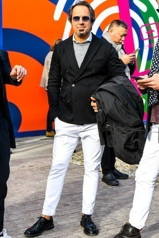 Какие свитера с круглым вырезом носить с черным пиджаком мужчине