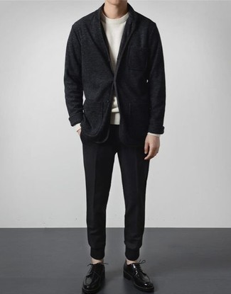 Какие свитера с круглым вырезом носить с черным пиджаком мужчине