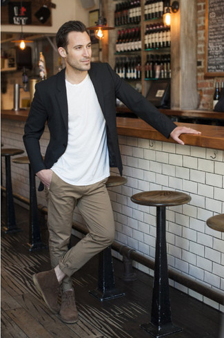 Как носить черный пиджак с темно-коричневыми замшевыми ботинками дезертами