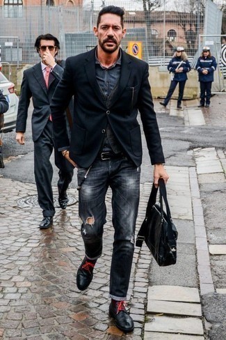 Как носить черный пиджак с серыми рваными джинсами мужчине