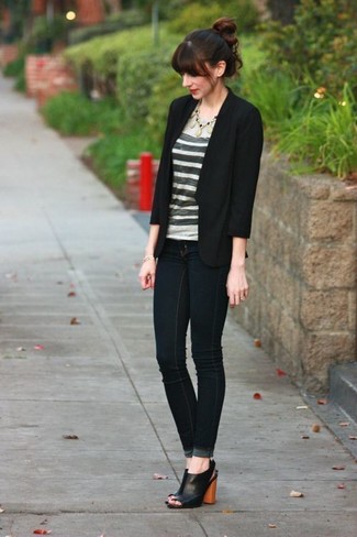 Какие джинсы носить с черным пиджаком женщине
