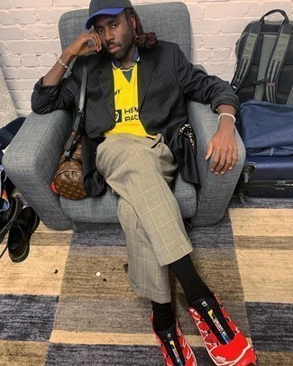 Как носить черный пиджак с светло-коричневыми брюками чинос в клетку